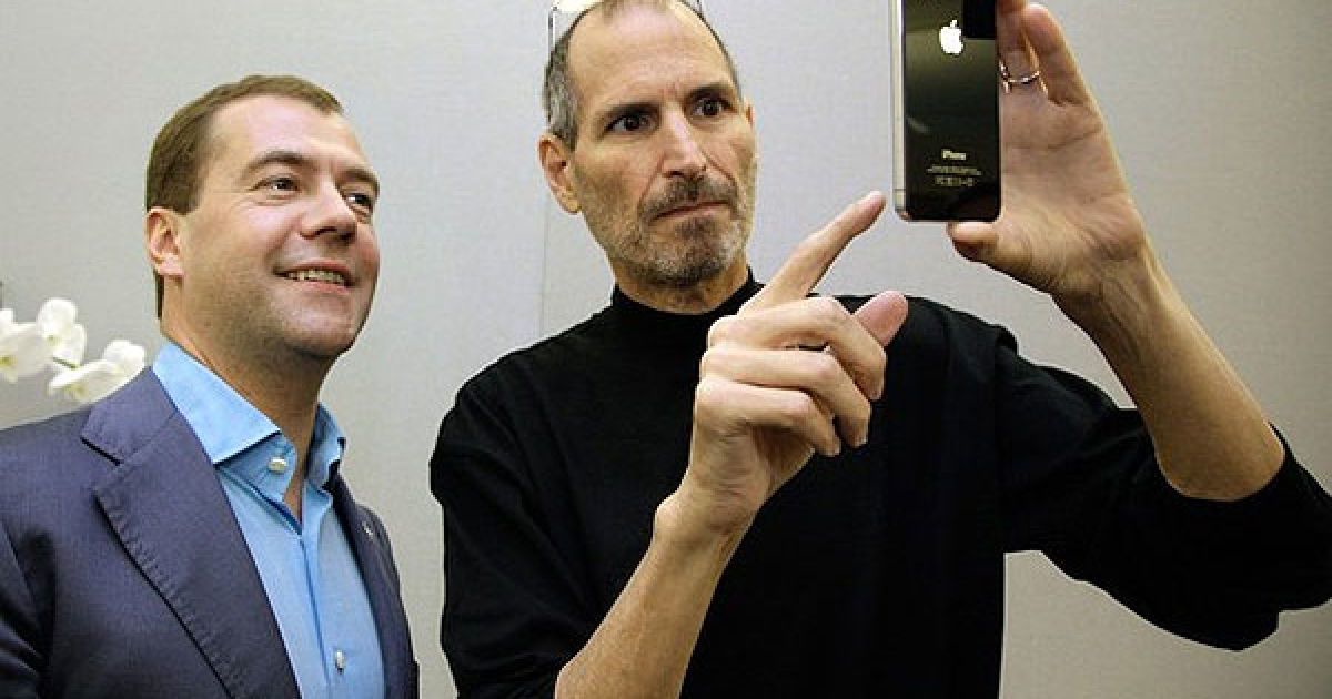 Президент Росії Дмитро Мєдвєдєв відвідав офіс компанії Apple і зустрівся з генеральним директором Стівом Джобсом / © AFP
