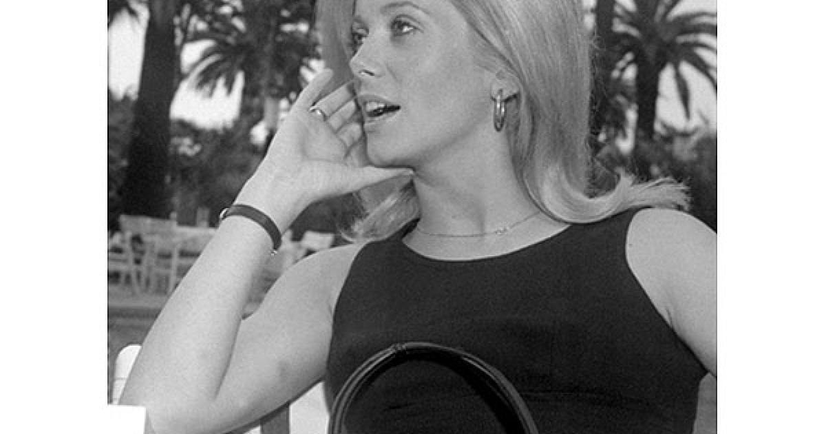 1965 рік. Французька актриса Катрін Деньов відповідає на запитання журналістів біля басейну у готелі "Мажестік" 22 травня 1965 року. / © AFP