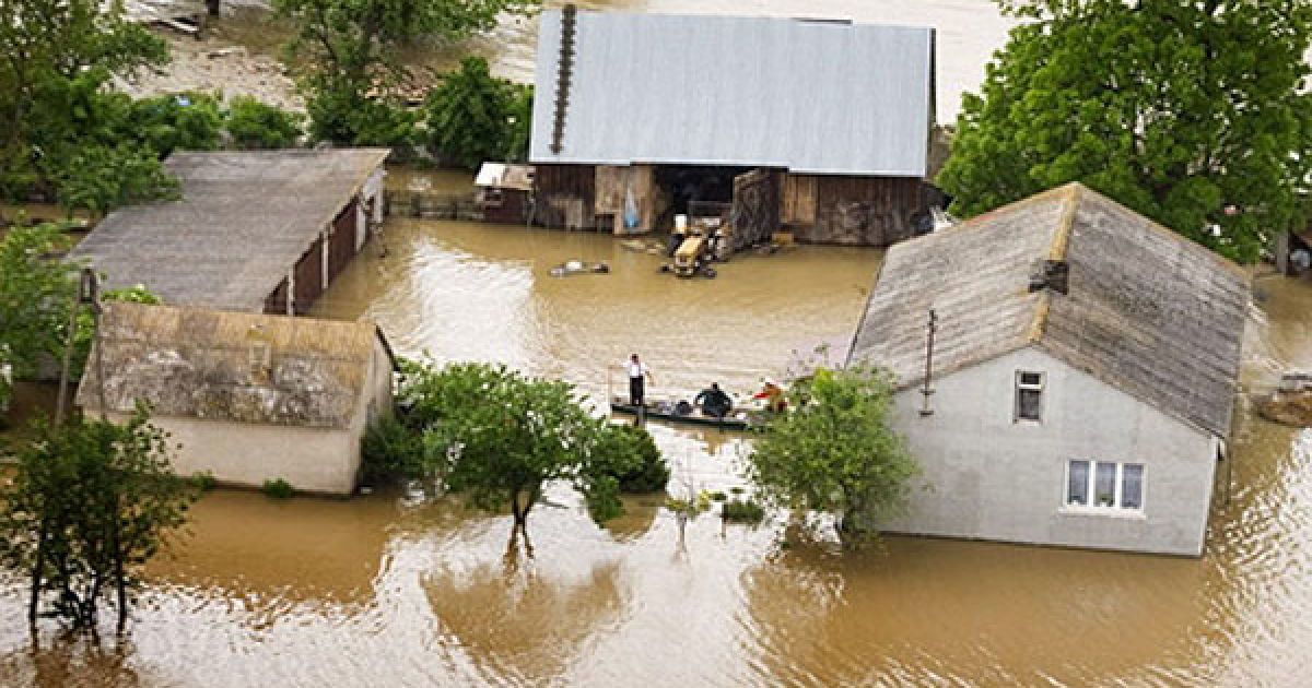 По всій країні тисячі людей були змушені залишити домівки. / © AFP