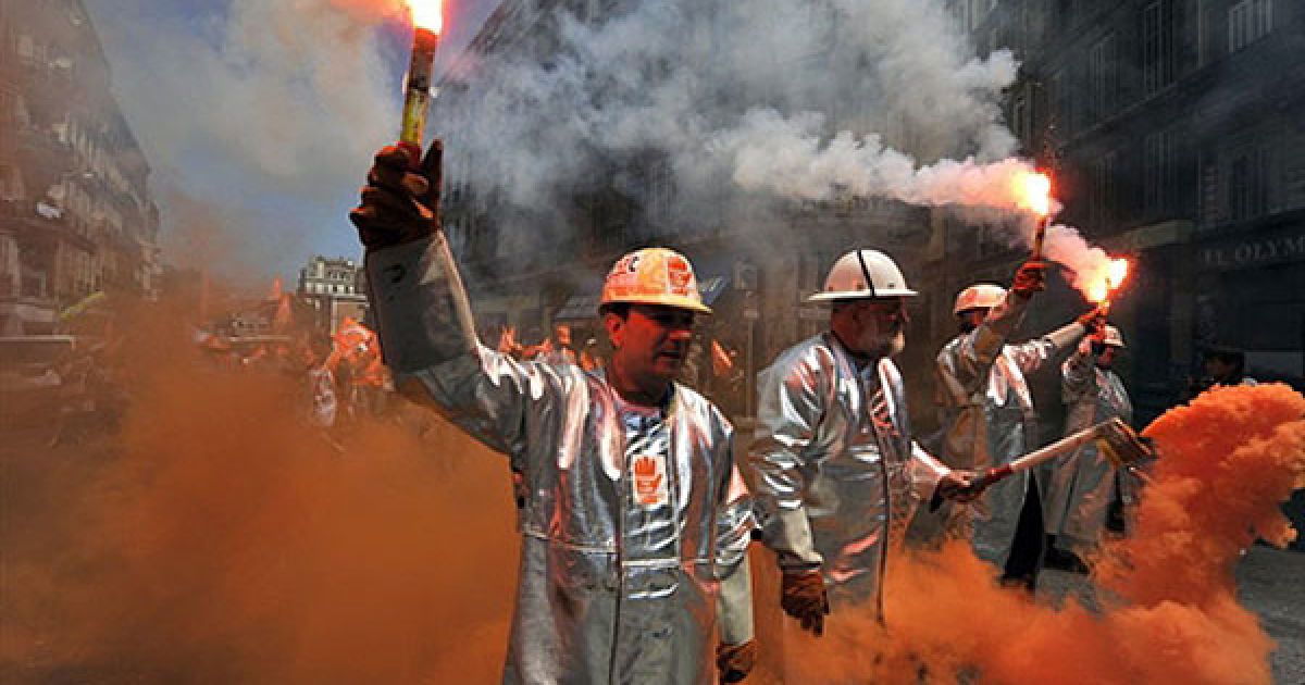 Франція, Марсель. Працівники металургійної промисловості взли участь у загальнонаціональній акції протесту і страйку, який організували профспілки у багатьох містах Франції. Демонстранти виступили проти капітальної пенсійної реформи, яка передбачає збільшення пенсійного віку з 60 до 62 років. / © AFP