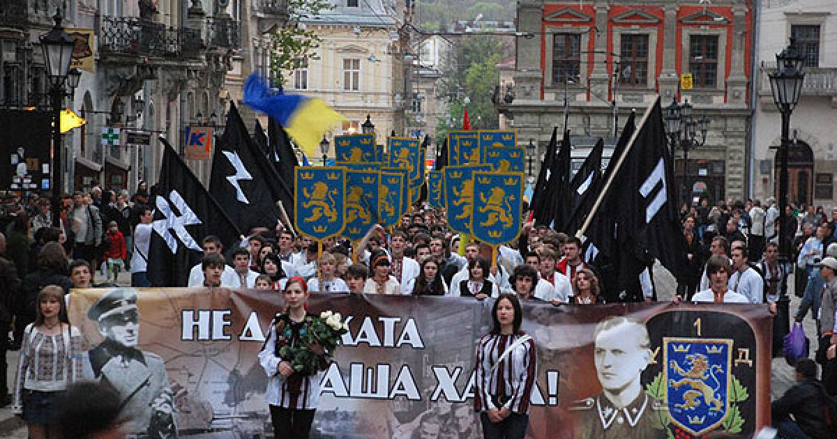 Лунали гасла "Наша земля – наші герої!", "Галичина – дивізія героїв!", "Хто ми – українці, що ми хочем – влади!", "Герої не вмирають – вмирають вороги!". Збоку колони ішли дівчата, роздаючи листівки. Перехожі приєднувались до процесії. / © Opir.Info