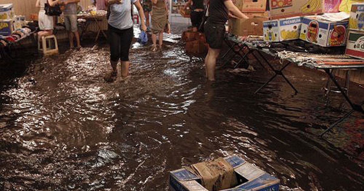 Підземний перехід біля станції метро "Позняки" був затоплений. / © УНІАН
