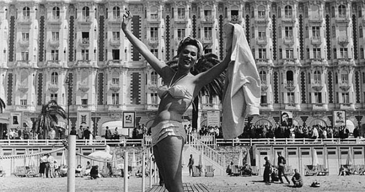 1956 рік. Польська актриса Белла Дарві позує фотографам перед готелем "Carlton". / © Getty Images/Fotobank