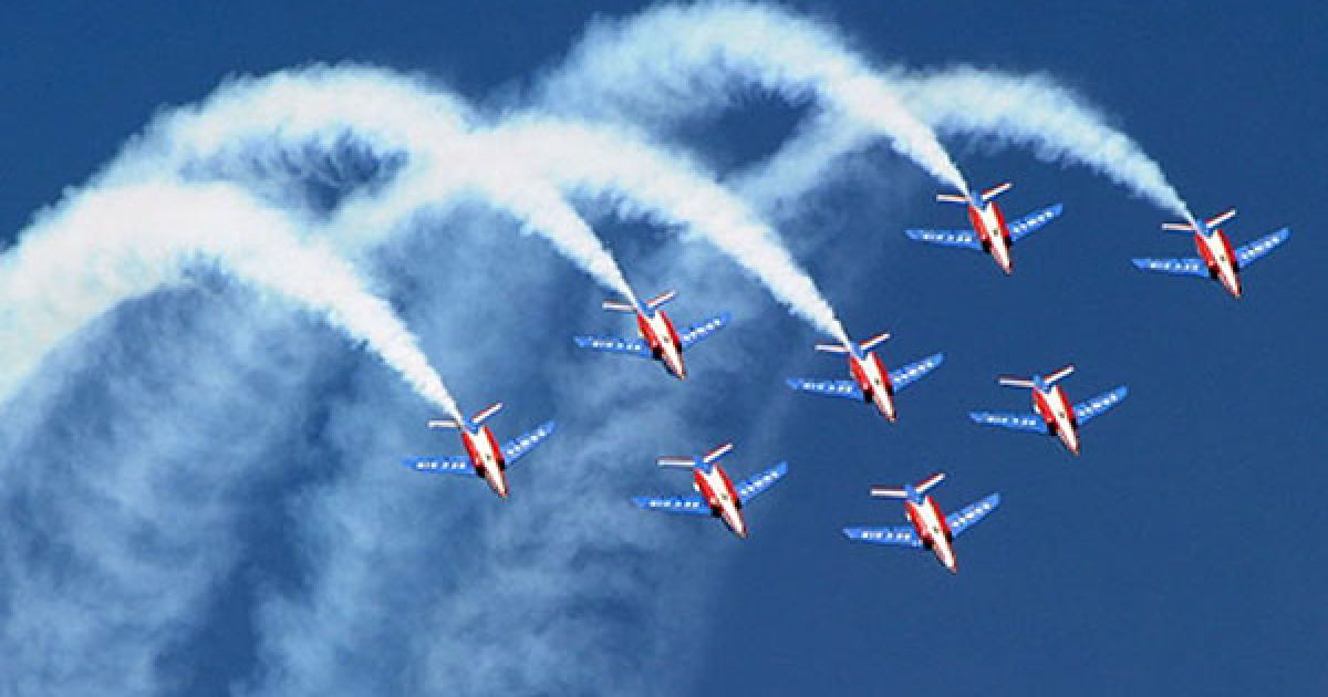 Франція, Салон-де-Прованс. Літаки "Alphajet" виступають під час презентації французької команди вищого пілотажу "Patrouille de France". / © AFP