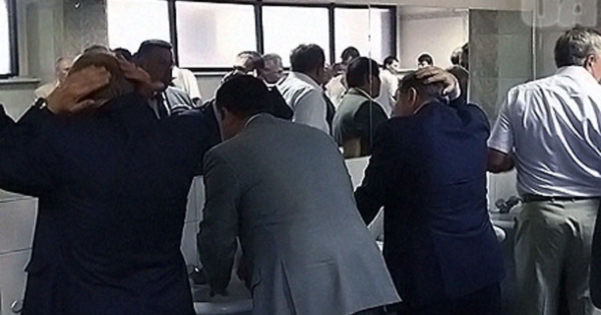 Послухати президента зібралися народні депутати, які після засідання Верховної ради автобусами прибули до палацу "Україна". / © kp.ua