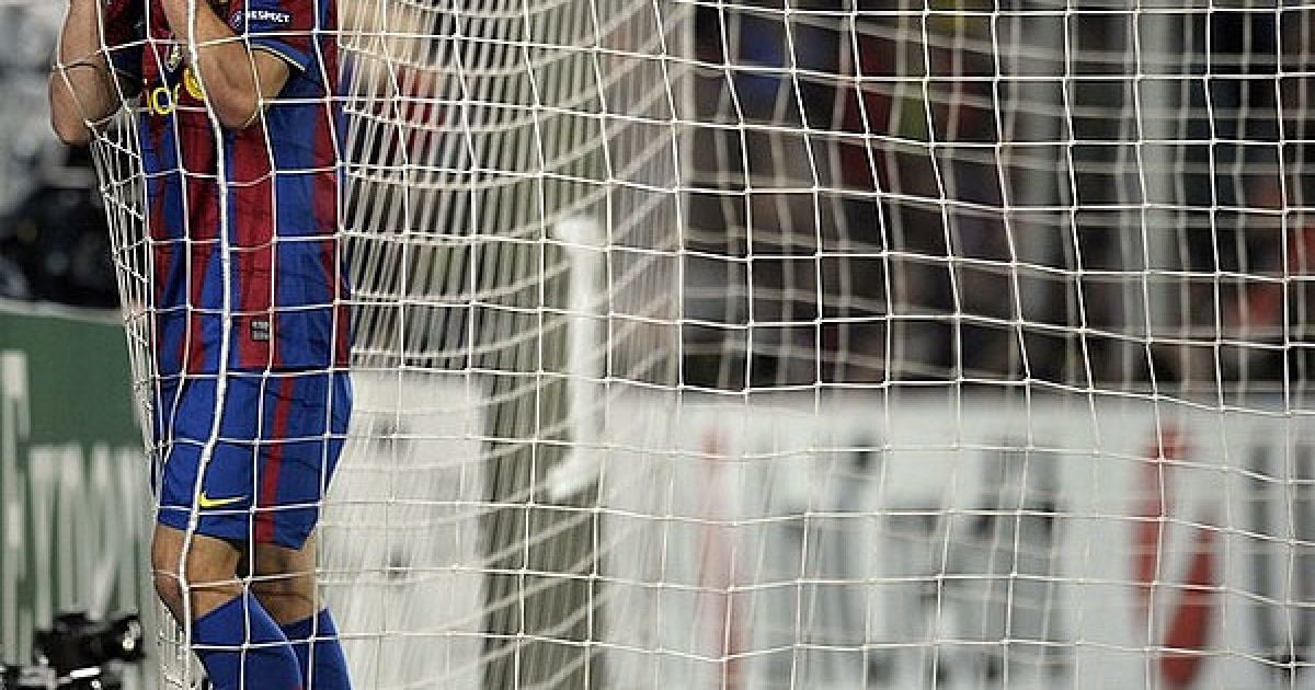 Форвард "Барселони" Боян Кркіч плаче у воротах після того, як "Барса" не вийшла у фінал Ліги чемпіонів. / © AFP