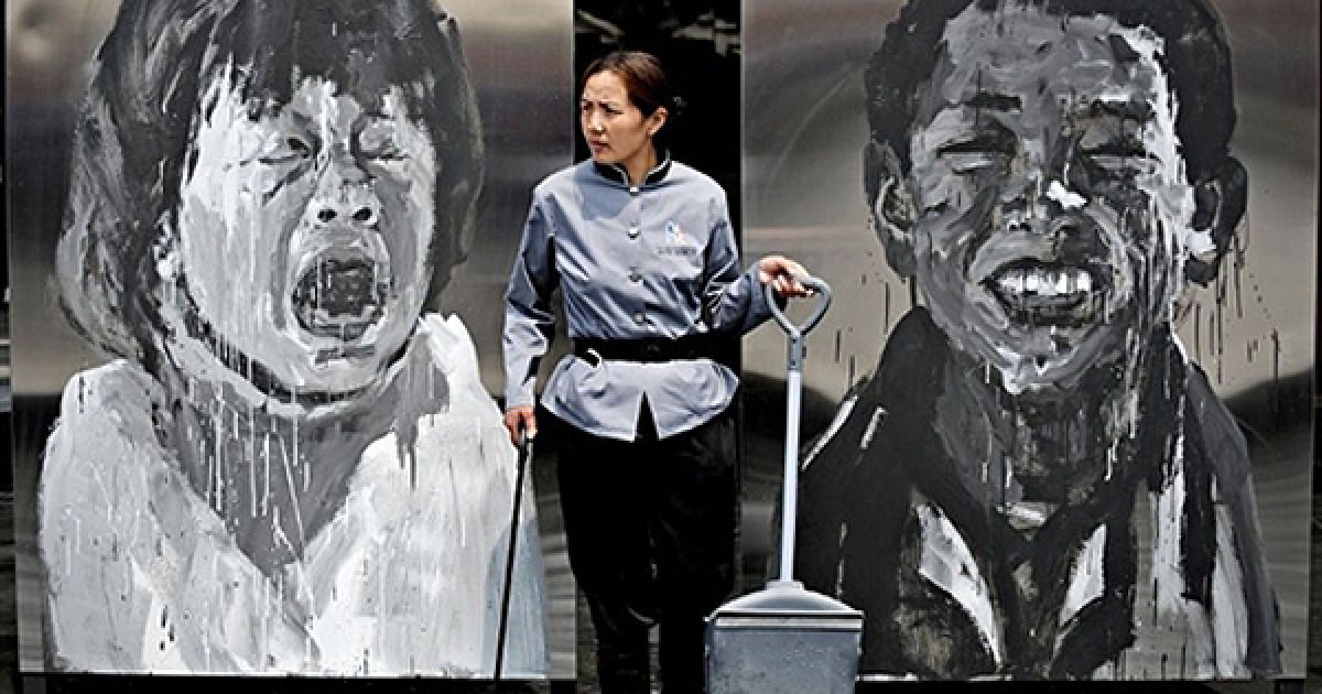 Співробітниця французького павільйону Всесвітньої виставки стоїть між картин, які прикрашають павільйон. Офіційне відкриття Всесвітньої виставки у Шанхаї відбудеться 1 травня, проте павільйони вже відкриті для відвідувачів. / © AFP