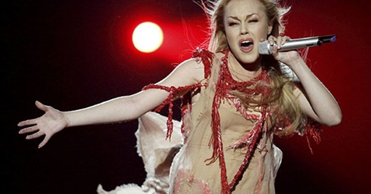 Українська співачка Alyosha виступила під номером вісім з піснею "Sweet people".