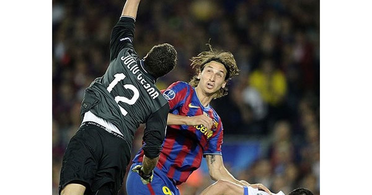 Голкіпер "Інтера" Жуліо Сезар вибиває м’яч. / © AFP