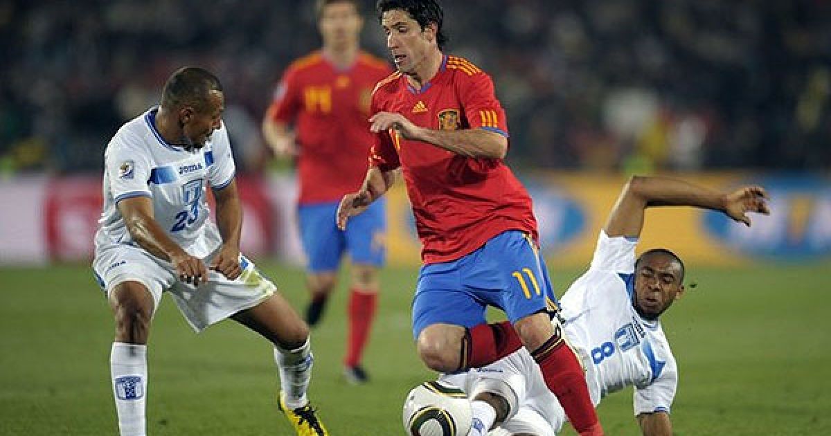 Капдевіла обводить Мендозу і Паласіоса / © AFP