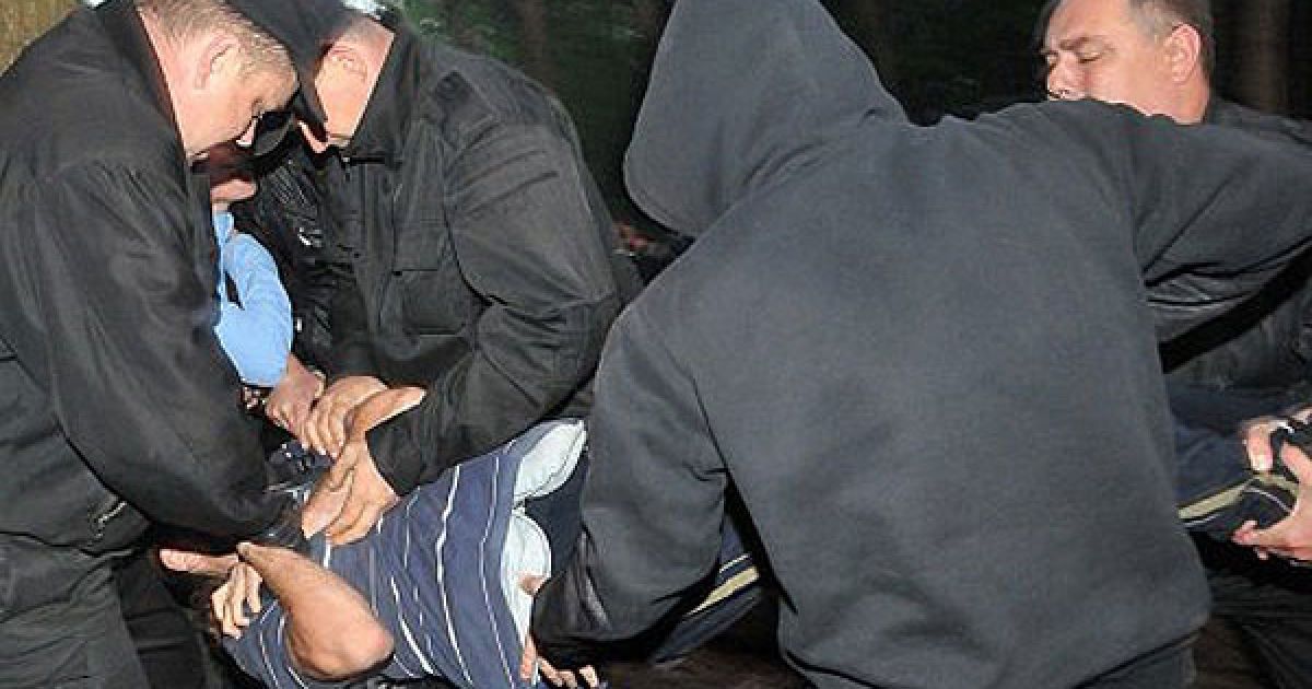 Близько 150 захисників дерев, що перебували на ділянці, розтяглися ланцюгом, намагаючись перекрити тим, що прийшли, дорогу, оточили дерева, намагаючись не допустити їх спилювання. / © УНІАН