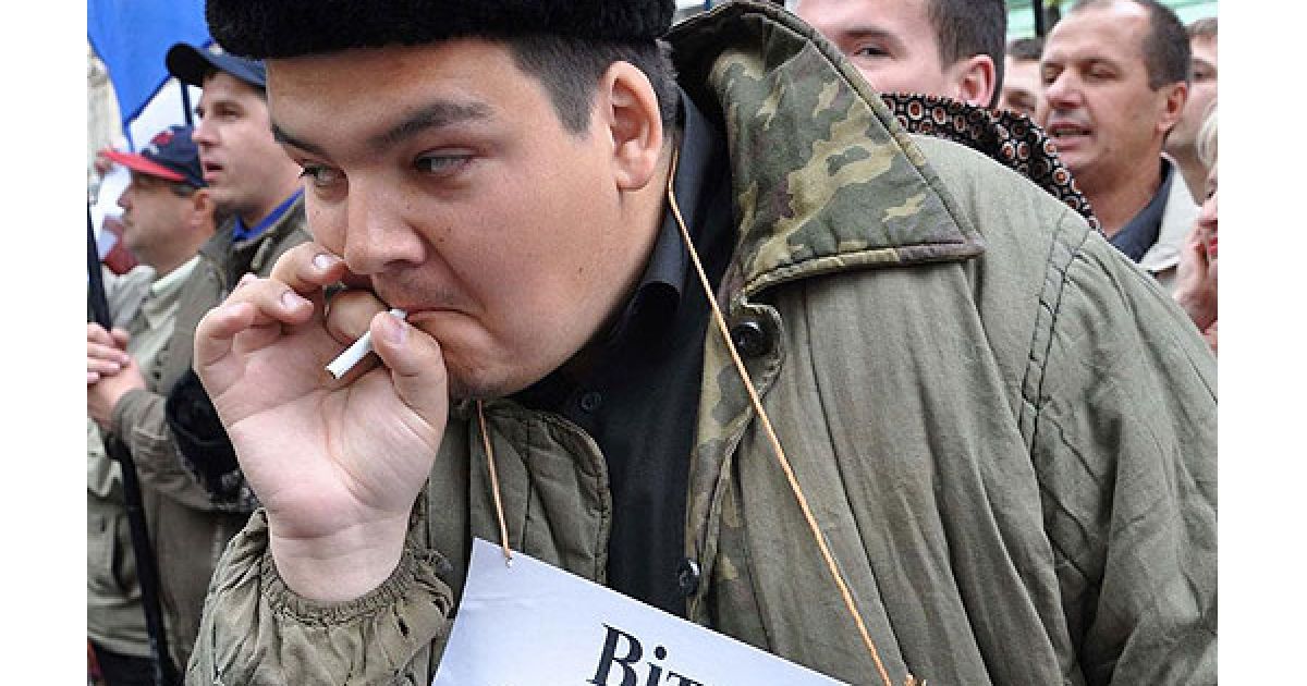 Під час акції протесту свободівці показали виставу, головними дійовими особами якої були: Цар Медвед, Холопи &ndash; Вітька Ялинкович, Калян Хазаров, Діма Собачник, Анька Разводчиця та Невільна преса. / © ZAXID.NET