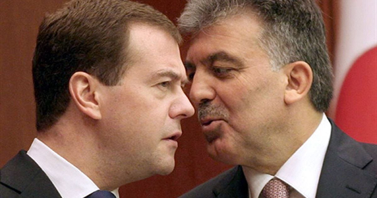 Президенти РФ та Туреччини Дмитро Мєдвєдєв та Абдулла Гюль перешіптуються під час спільної прес-конференції у Анкарі. Мєдвєдєв прибув до Туреччини для переговорів про співробітництво у енергетичній сфері та будівництво першої у Туреччині АЕС. / © AFP