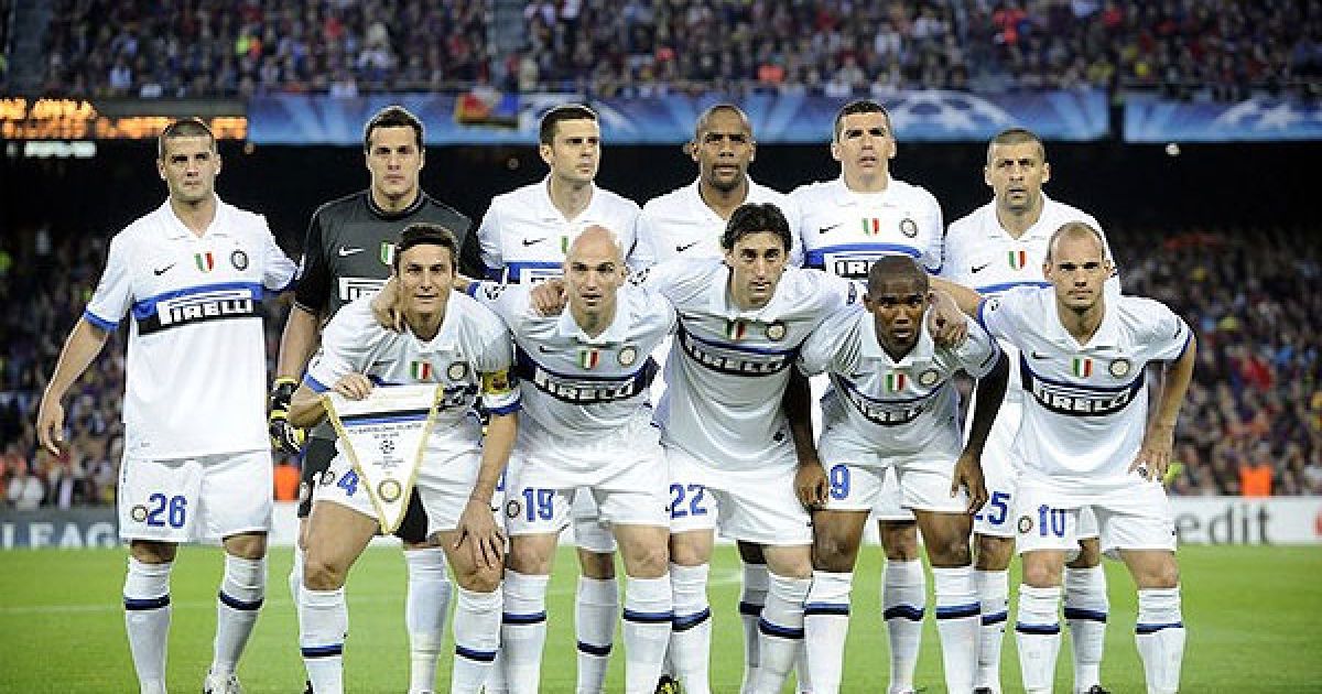 Групове фото Фк "Інтер" перед другим півфінальним матчем Ліги чемпіонів на стадіоні "Камп Ноу" у Барселоні. / © AFP