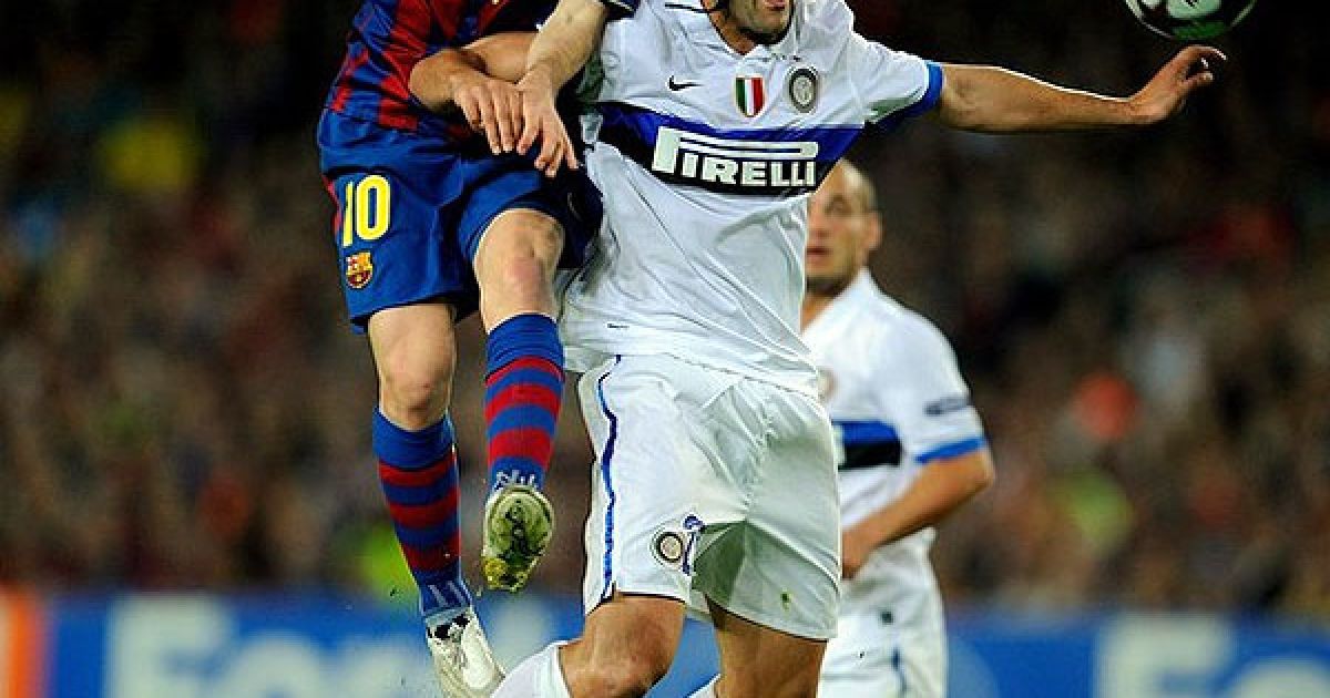 Лео Мессі ("Барселона") і Крістіан Чіву ("Інтер") ведуть боротьбу за м’яч. / © AFP
