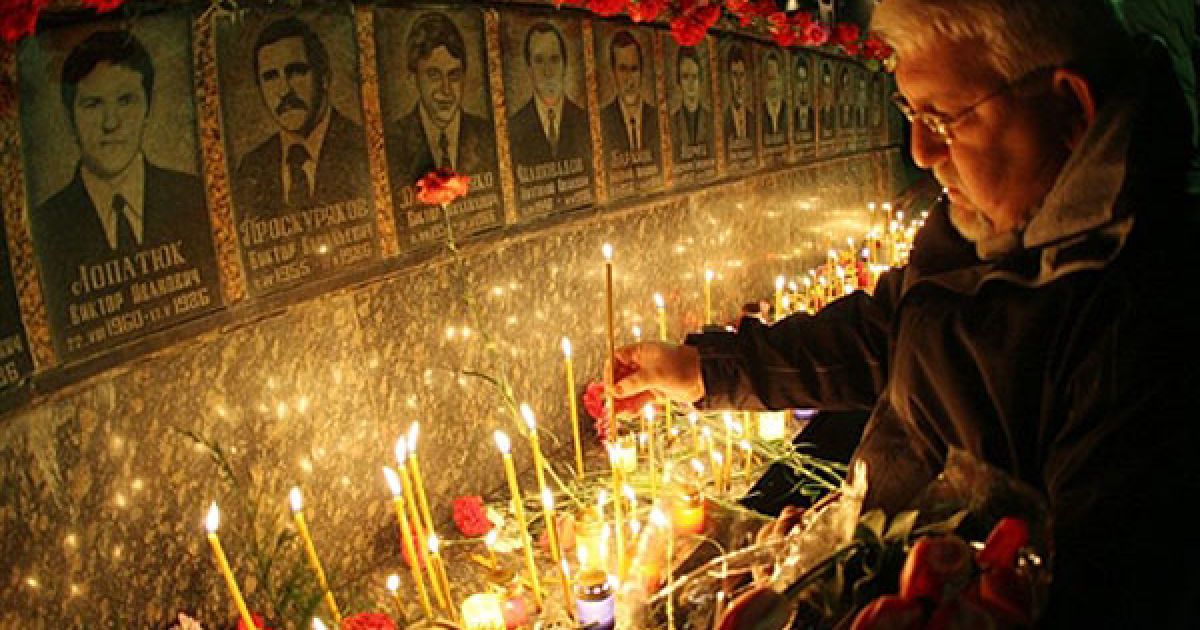 Меморіал Героям Чорнобиля, де встановлені пам’ятні знаки загиблим в перші дні аварії, в Славутичі, в ніч на понеділок, 26 квітня 2010 року.