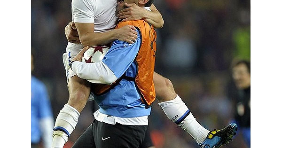 "Інтер" програв "Барселоні" і вийшов у фінал Ліги чемпіонів. Форвард "Інтера" Веслі Снайдер на радощах скочив на Марко Матерацці. / © AFP