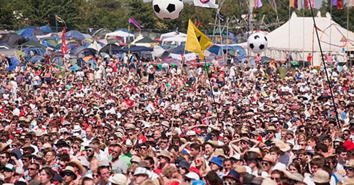 Музичний фестиваль у Гластонбері є однією з наймасштабніших у світі музчиною подією, що проходить простонеба. / © AFP