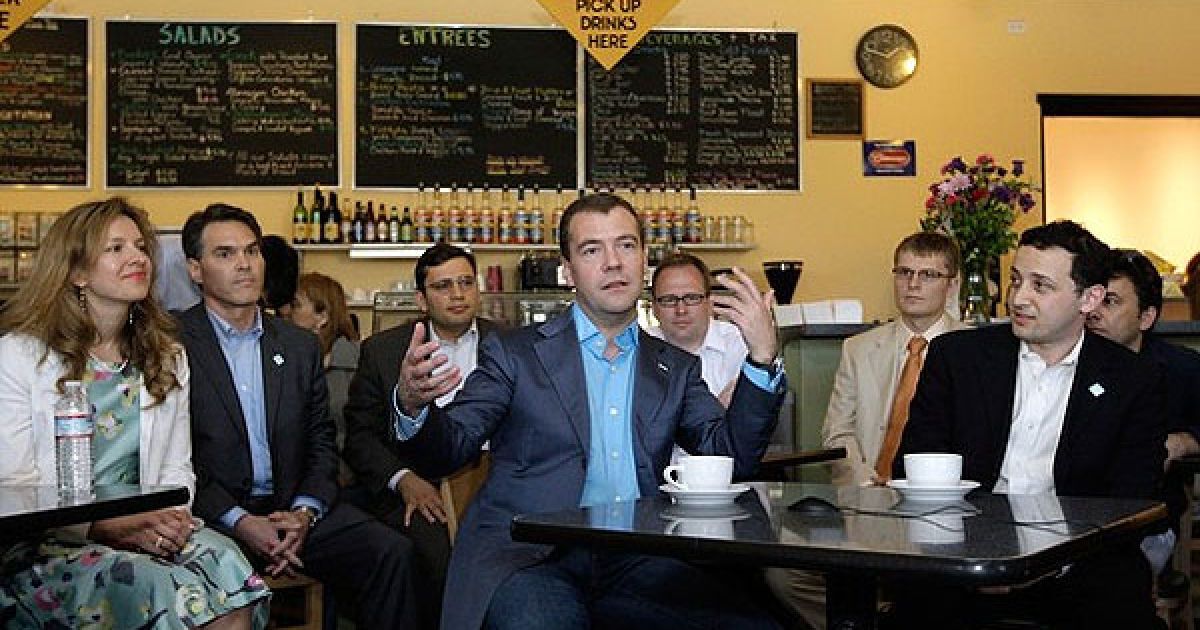 Дмитро Мєдвєдєв поспілкувався із вихідцями з Росії, які працюють у Силіконовій долині. / © AFP