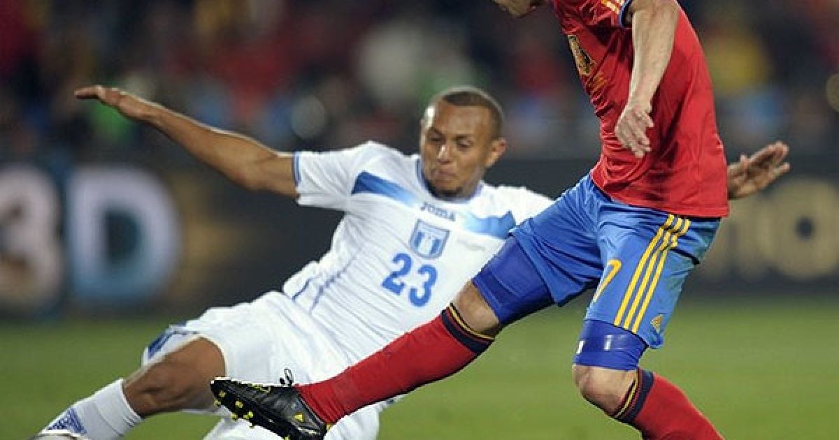 Давід Вілья обходить Серхіо Мендозу / © AFP