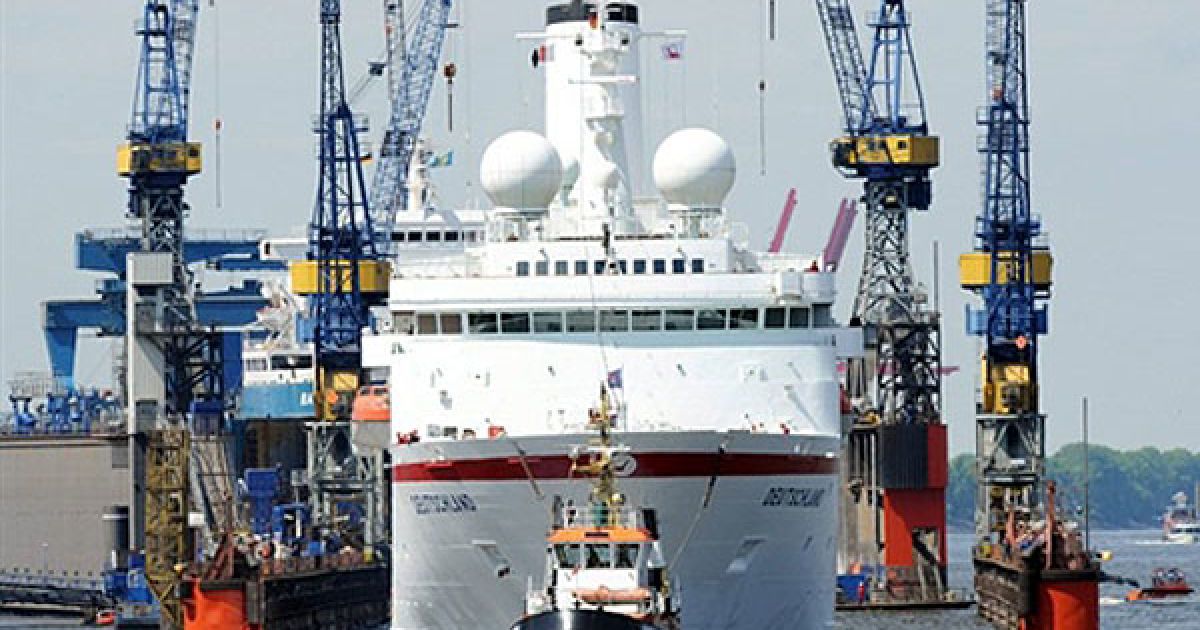 Німеччина, Гамбург. Німецькі круїзне судно "MS Deutschland" переводять у доки верфі "Blohm + Voss" у Гамбурзі. Рятувальники евакуювали близько 600 туристів і членів екіпажу з судна, коли під час стоянки на норвезькому фьорді у машинному відділенні "MS Deutschland" спалахнув вогонь. / © AFP
