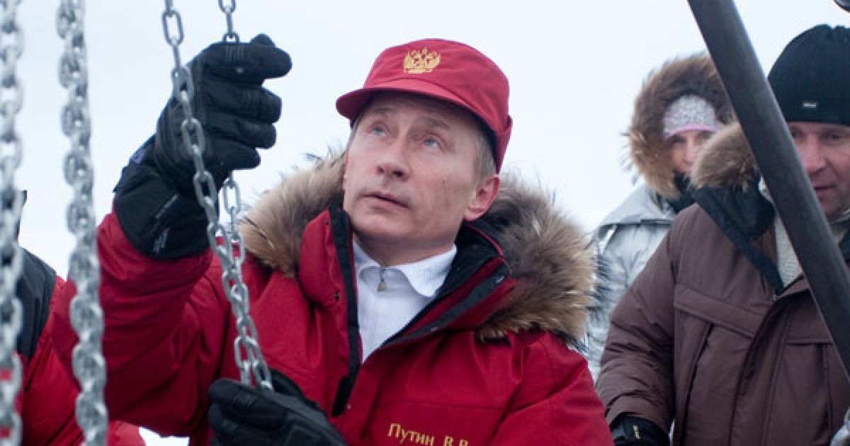 Прем'єр-міністр РФ взяв участь у роботі наукової експедиції, що вивчає ареали проживання білого ведмедя / © Вести.ру