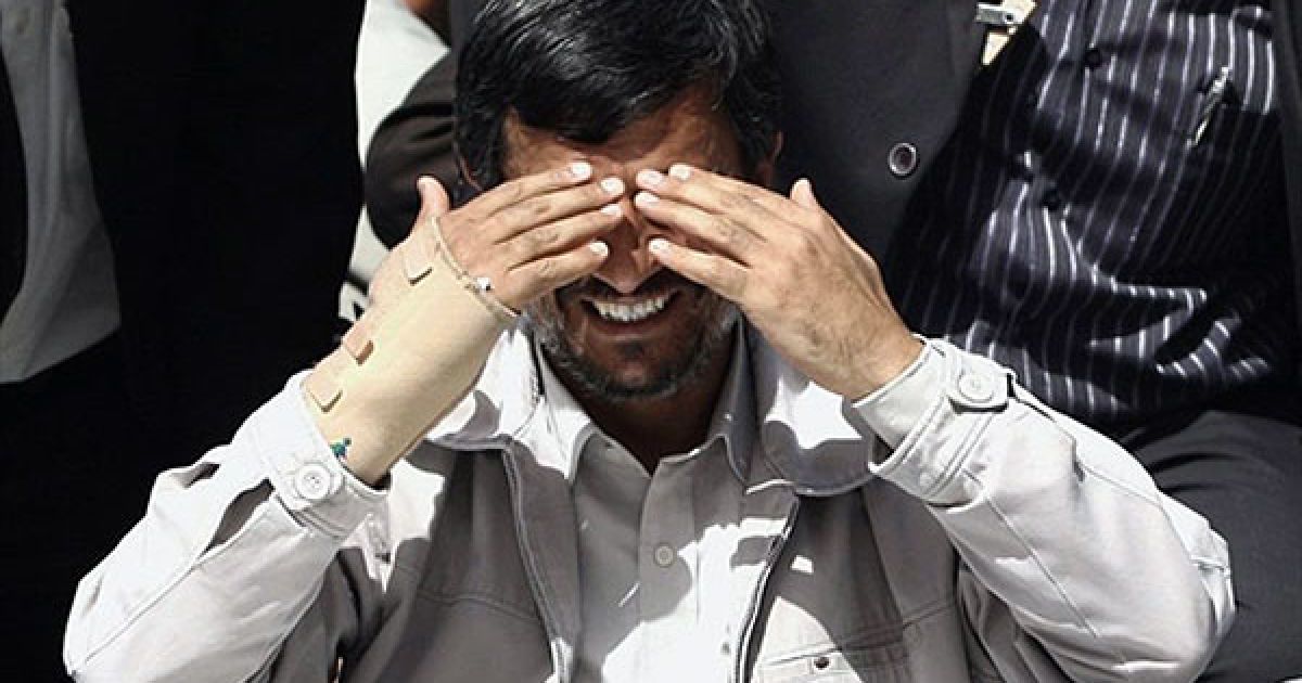 Іран, Керман. Президент Ірану Махмуд Ахмадінежад після прибуття до міста Керман. Ахмадінежад закликав Сполучені Штати і Росію призупинити переглянути договір про ядерне паливо, тому що це може стати останньою "можливістю" урегулювати атомне протистояння. / © AFP