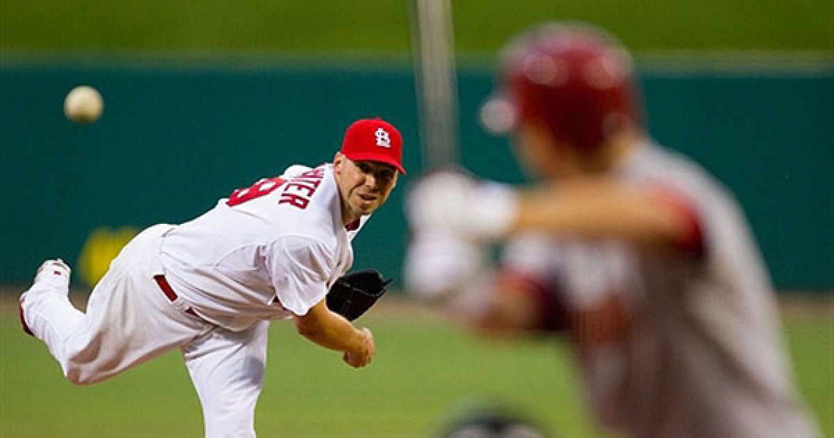 США, Сент-Луїс. Пітчер Кріс Карпентер з команди "St. Louis Cardinals" кидає м&rsquo;яч проти гравця "Arizona Diamondbacks" на стадіоні Буша у Сент-Луїсі, штат Міссурі. / © AFP