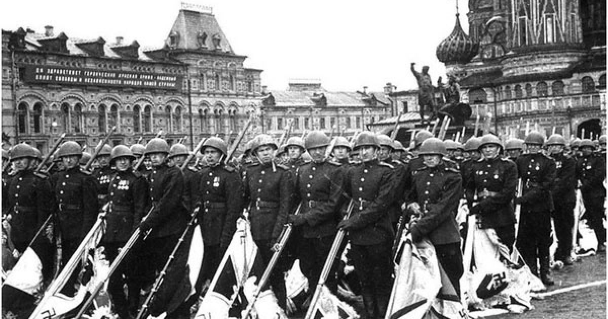 У 1945 році, 24 червня, на Красній площі у Москві пройшов перший парад, присячений перемозі у Великій Вітчизняній війні.