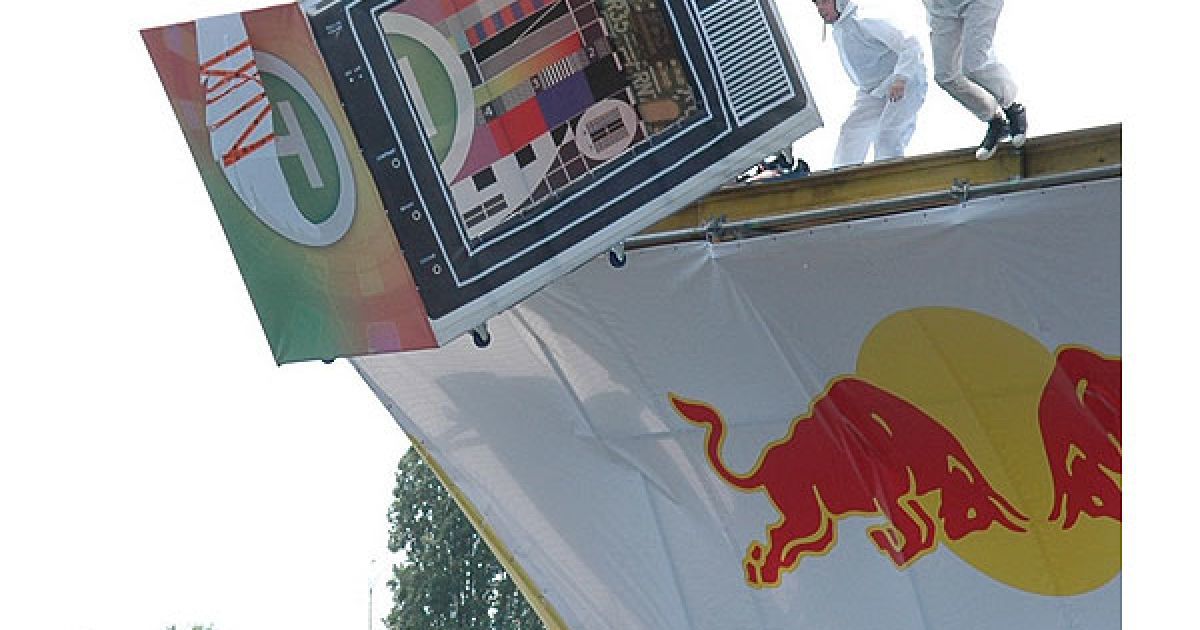 Дехто заради шоу запустив у повітря телевізор.