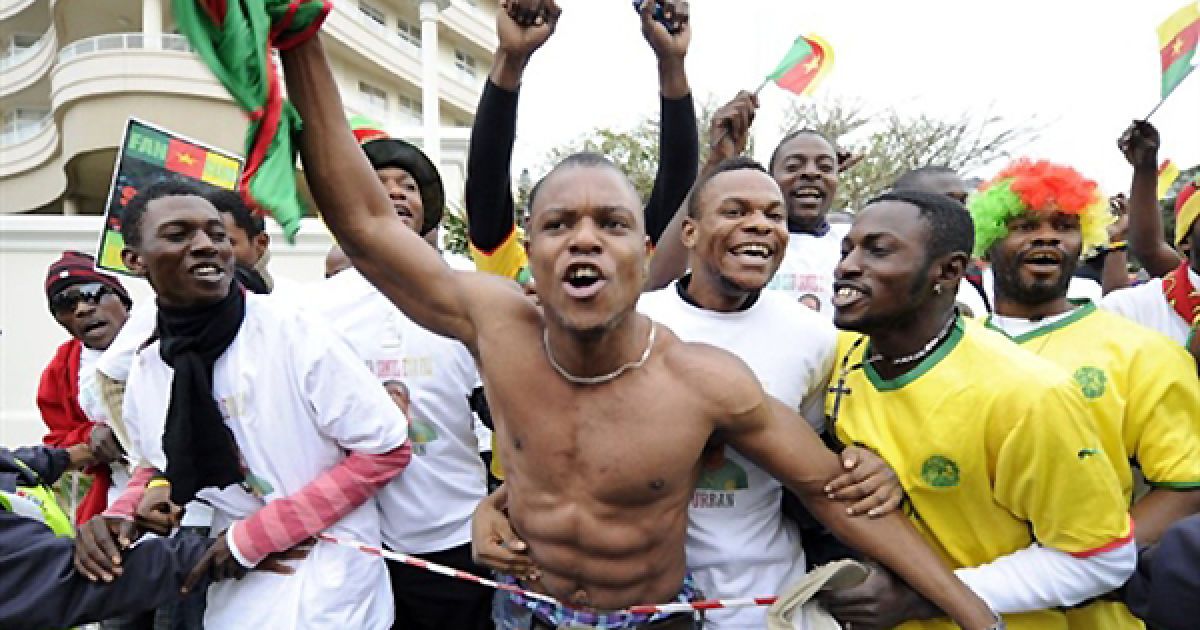 Камерунські вболівальники чекають на приїзд своєї збірної біля готелю у Дурбані. / © AFP