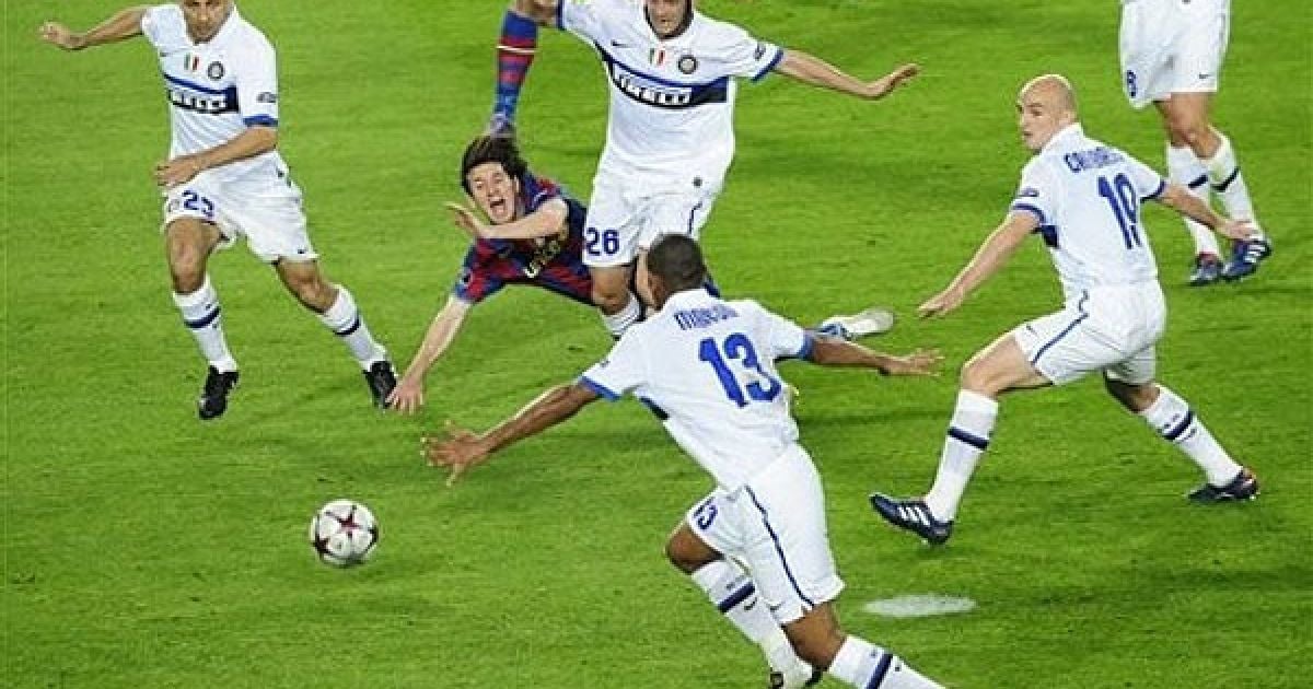 Форварда "Барселони" Лео Мессі збивають з ніг. / © daylife.com