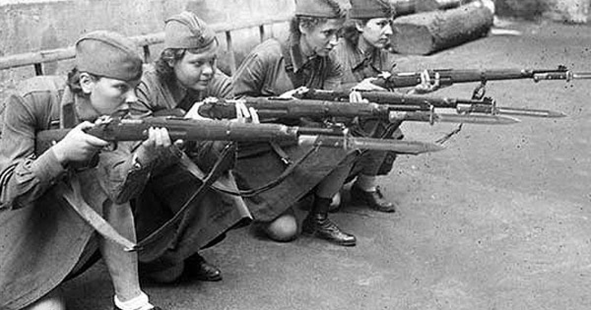 Жінки навчаються стріляти з гвинтівки, Москва, 1941 рік.