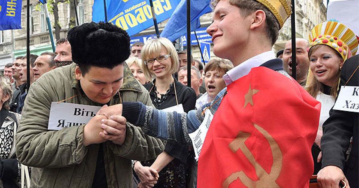 Під час дійства &bdquo;ліричні герої" - Холопи дарували Царю трубу, гроші, українську історію, а найголовніший Холоп &ndash; Ялинкович під &bdquo;блатну" пісню "Поварую, перестану, всьо равно багатим стану" віддав Медведу Україну. / © ZAXID.NET