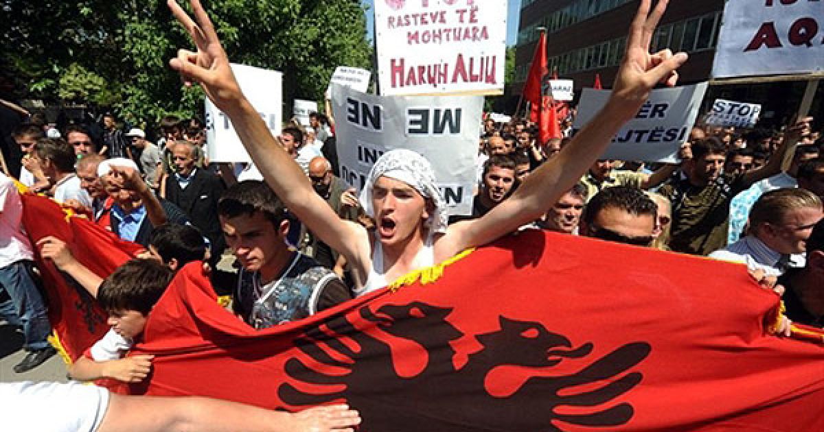 Македонія, Скоп&#039;є. Близько 2 тисяч етнічних албанців провели антиурядову акцію протесту перед будівлею Парламенту Республіки Македонія в центрі міста Скоп&#039;є. Мітингувальники протестували проти дискримінації етнічних албанців за етнічними та релігійними ознаками, а також проти кількох судових рішень щодо етнічних албанців. / © AFP