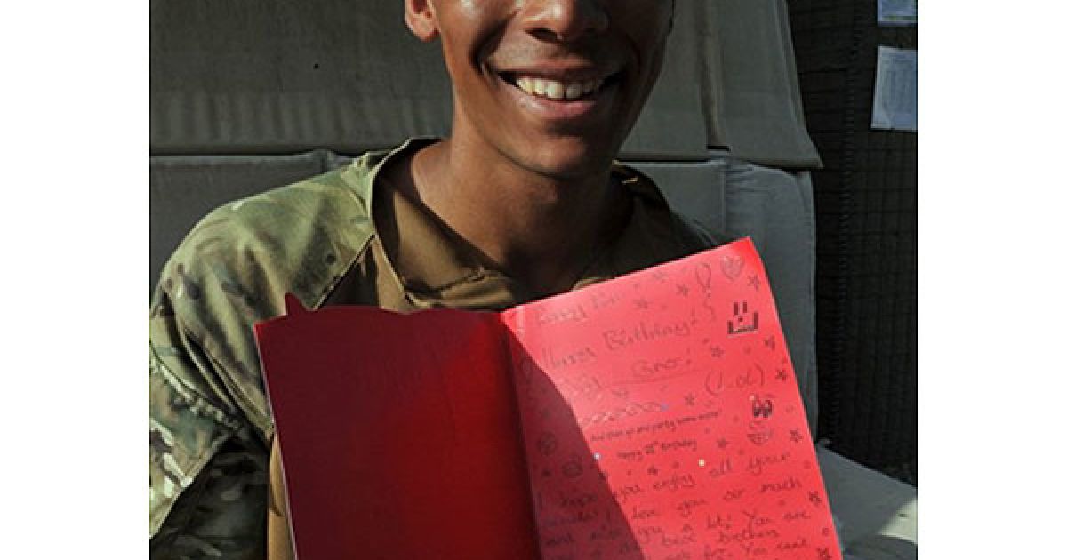 Артилерист Росс Севелл отримав привітання з 21-річчям від своєї молодшої сестри. / © AFP