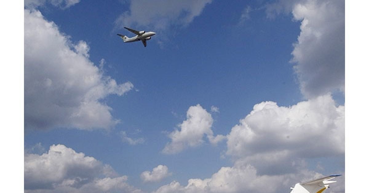 Сьогодні на аеродромі ДП "Антонов" у присутності глави держави відбувся перший політ нового літака АН-158. / © President.gov.ua