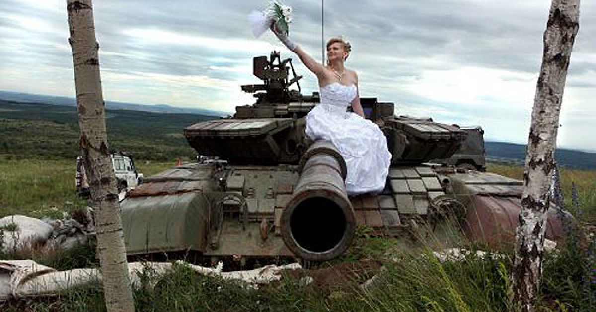 Для учасниць параду наречених провели фотосесії, влаштували автопробіг весільного кортежу вулицями міста та пішу ходу центром Ужгорода. / © УНІАН