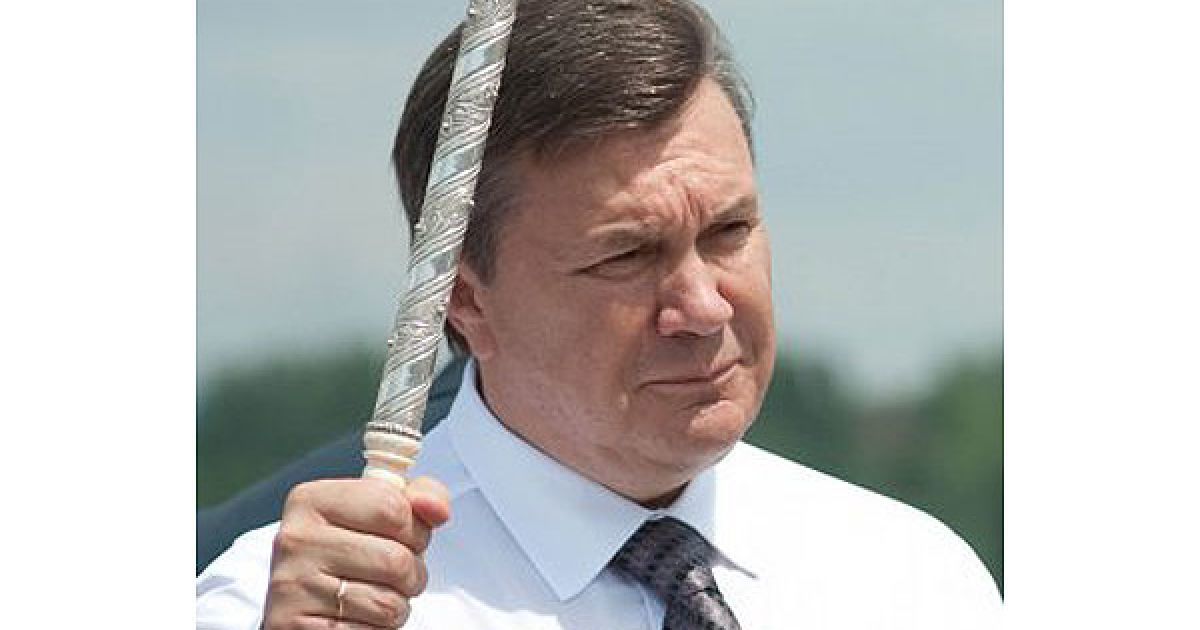 Представники запорізького козацтва вручили президенту Віктору Януковичу гетьманську булаву. / © УНІАН