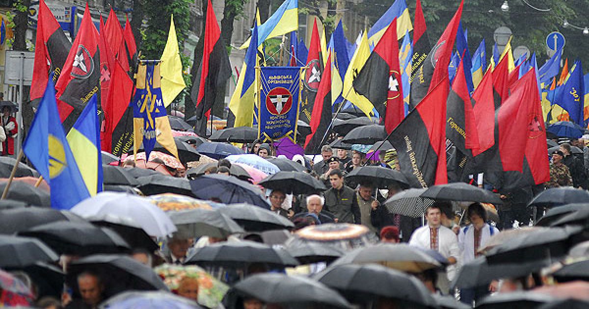 Під час "Українського маршу" відбувалося урочисте покладання квітів до пам&rsquo;ятників та меморіальних знаків героїв національно-визвольного руху / © zik.com.ua