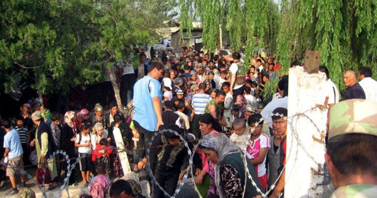 На кордоні з Узбекистаном зібрався великий потік біженців, які намагаються залишити Киргизію, рятуючись погромів і грабежів. / © Getty Images/Fotobank