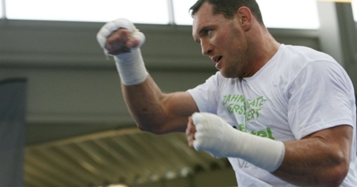 Спортсмени показали глядачам розминку, бій з тінню, а також провели міні-спаринги зі своїми тренерами. / © AFP