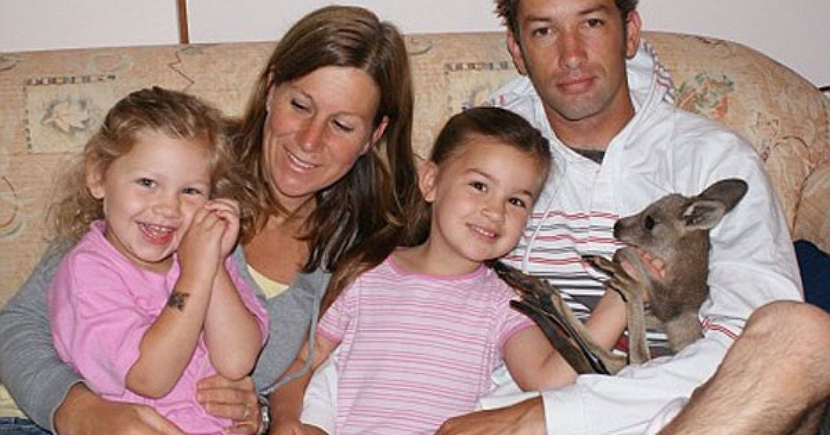 Австралійське подружжя обрало собі свідком на весіллі дороге та близьке родині свторіння - кенгуру.