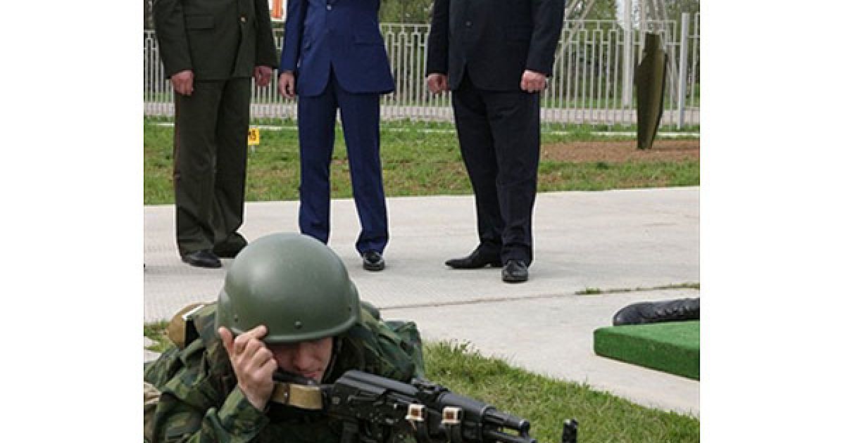 Росія, Алабіно. Президент Росії Дмитро Мєдвєдєв відвідав військовий полігон у Алабіно. Цього тижня Дмитро Мєдвєдєв відзначає половину свого президентського терміну. / © AFP