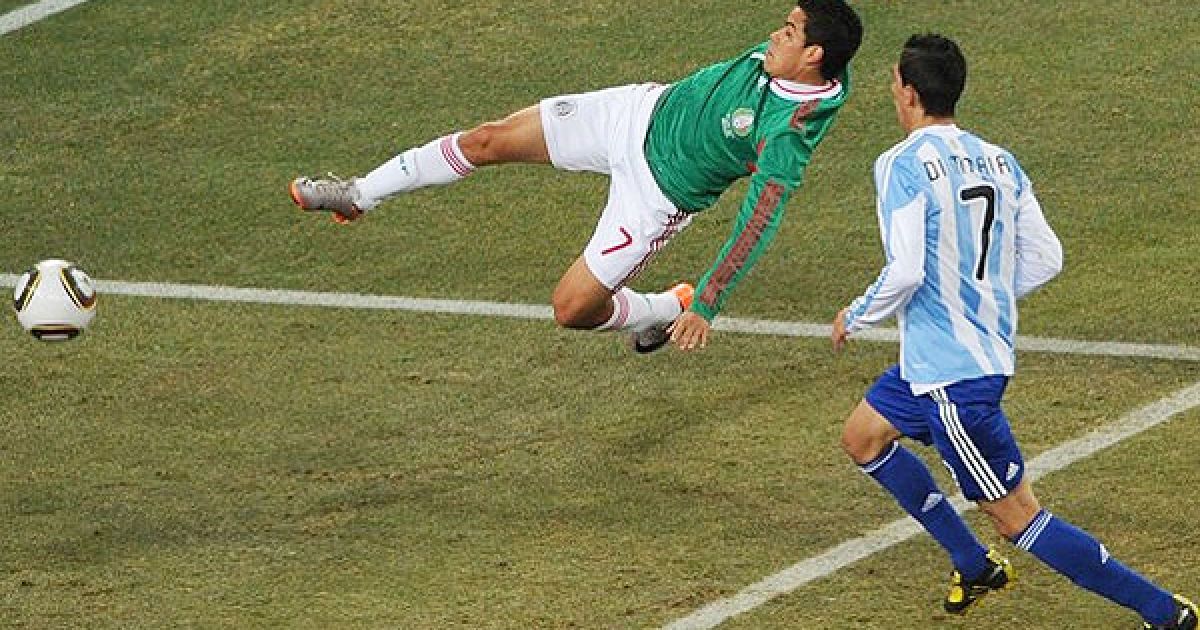 Баррера пробиває по воротах Аргентини, лежачи у повітрі / © AFP