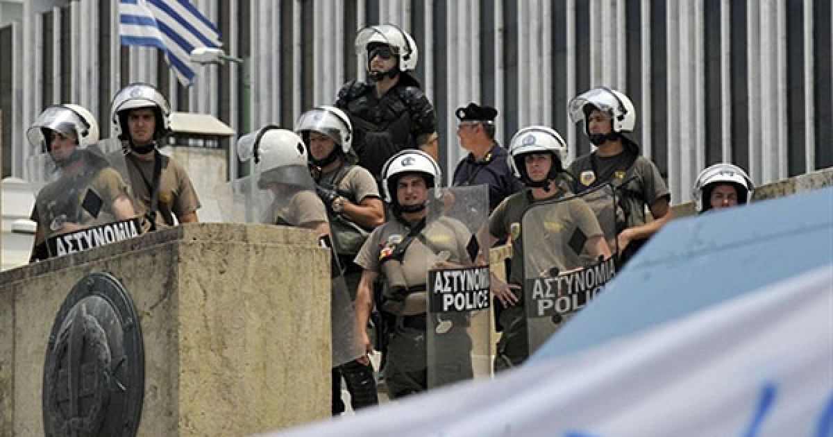 Поліція спостерігає за учасниками акції протесту перед будівлею парламенту в Афінах / © AFP