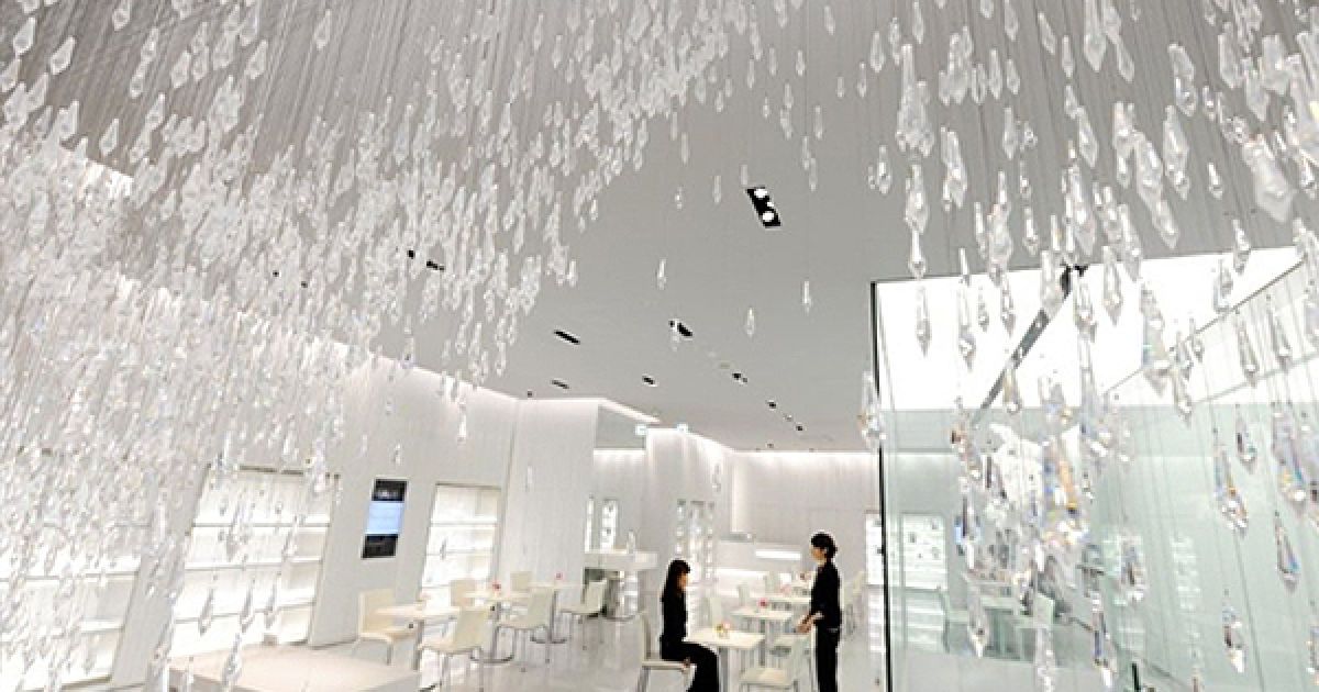 Офіціантка обслуговує відвідувачка кав&rsquo;ярні у фірмовому магазині Swarovski у Токіо. Кав&rsquo;ярня буде працювати до 11 липня. / © AFP