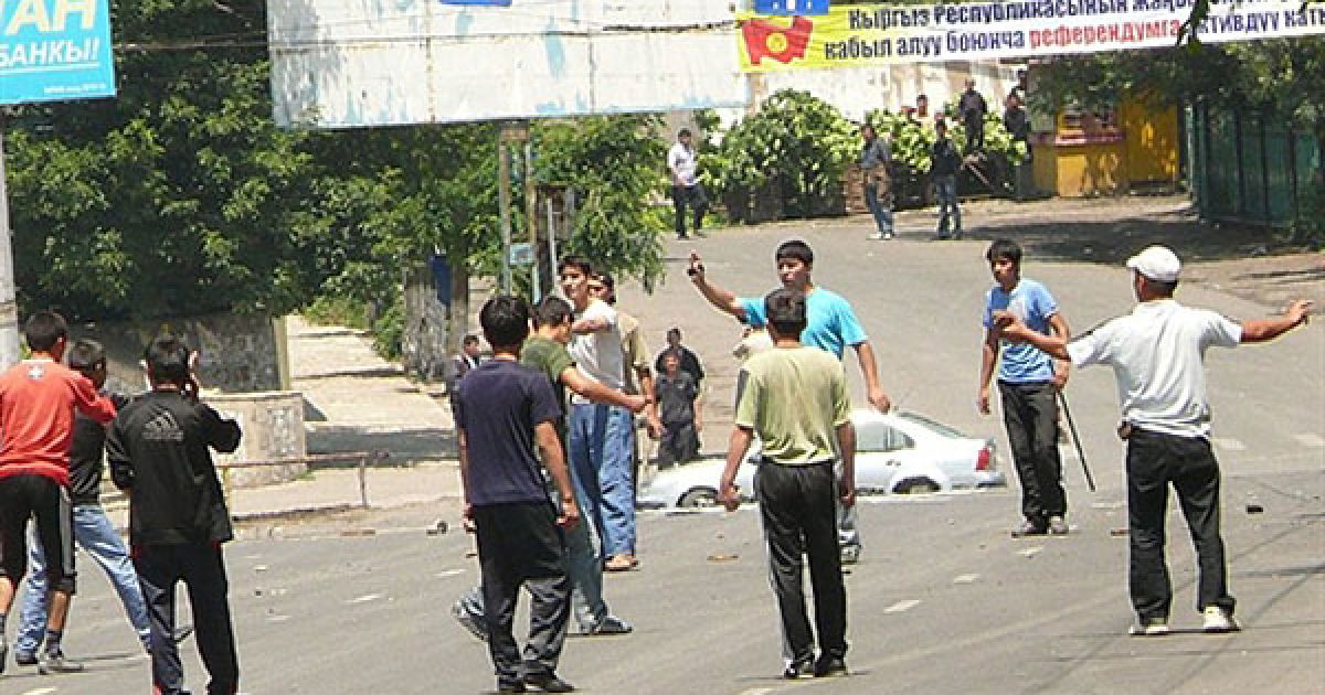 У неділю центр зіткнень між киргизами і узбеками, які тривають вже три доби, перемістився з Оша до Джалал-Абада. / © AFP