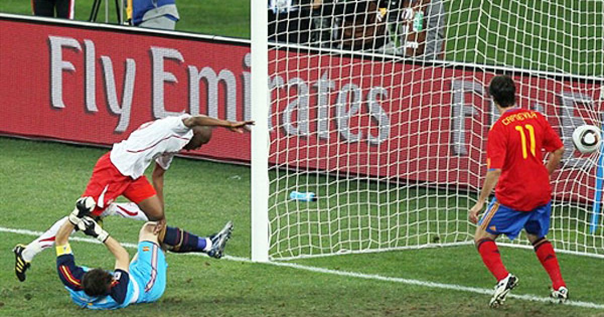 Іспанці зазнали сенсаційної поразки з рахунком 0:1. Перемогу швейцарцям приніс точний удар Желсона Фернандеса на 52-й хвилині матчу. / © AFP