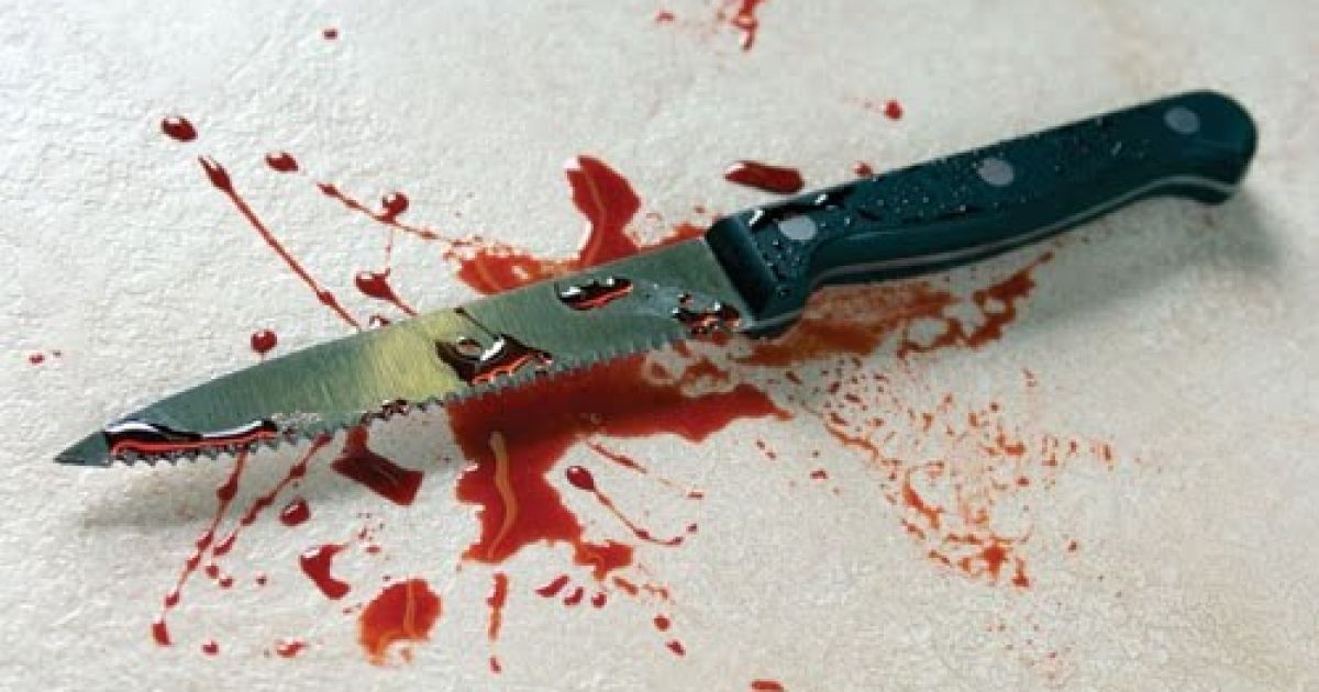 Жінка зарізала зятя, потім завернула тіло в килим і витягла на вулицю